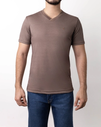 T-shirt moda cuello v slim fit café