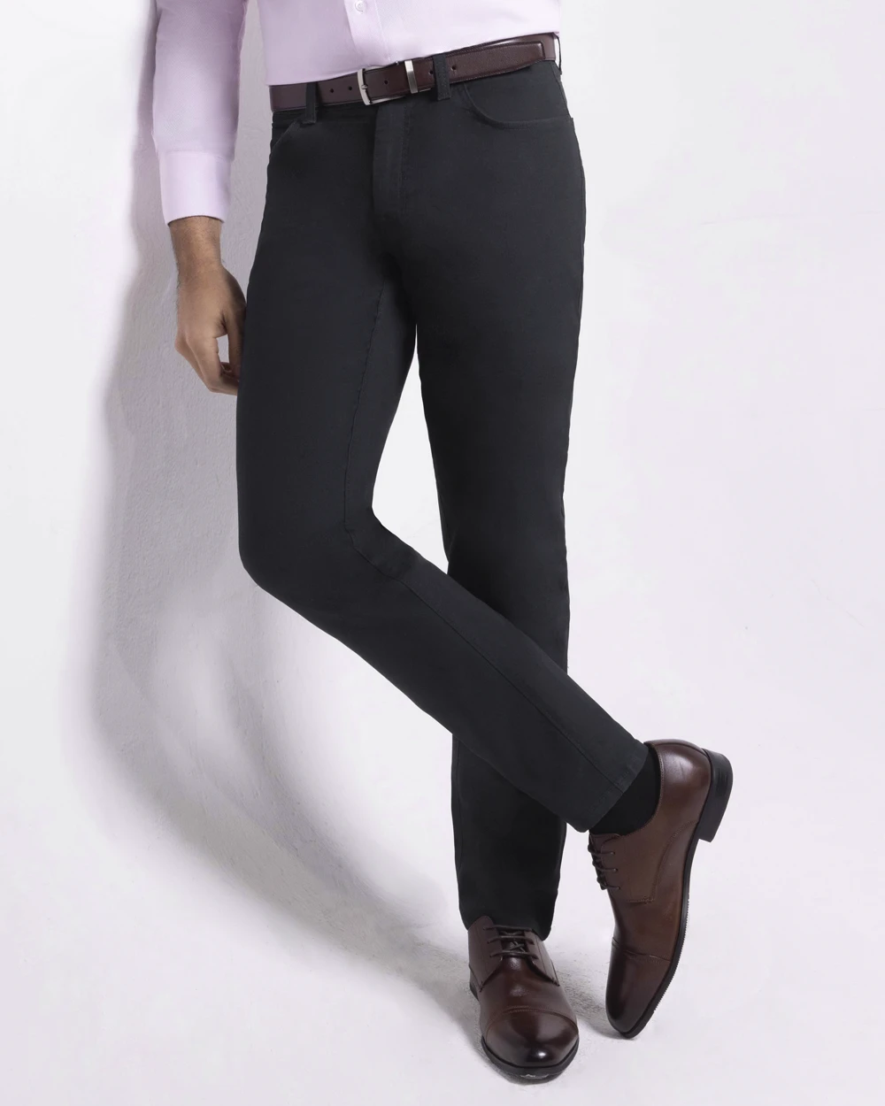 Pantalón casual slim fit 5 pocket negro