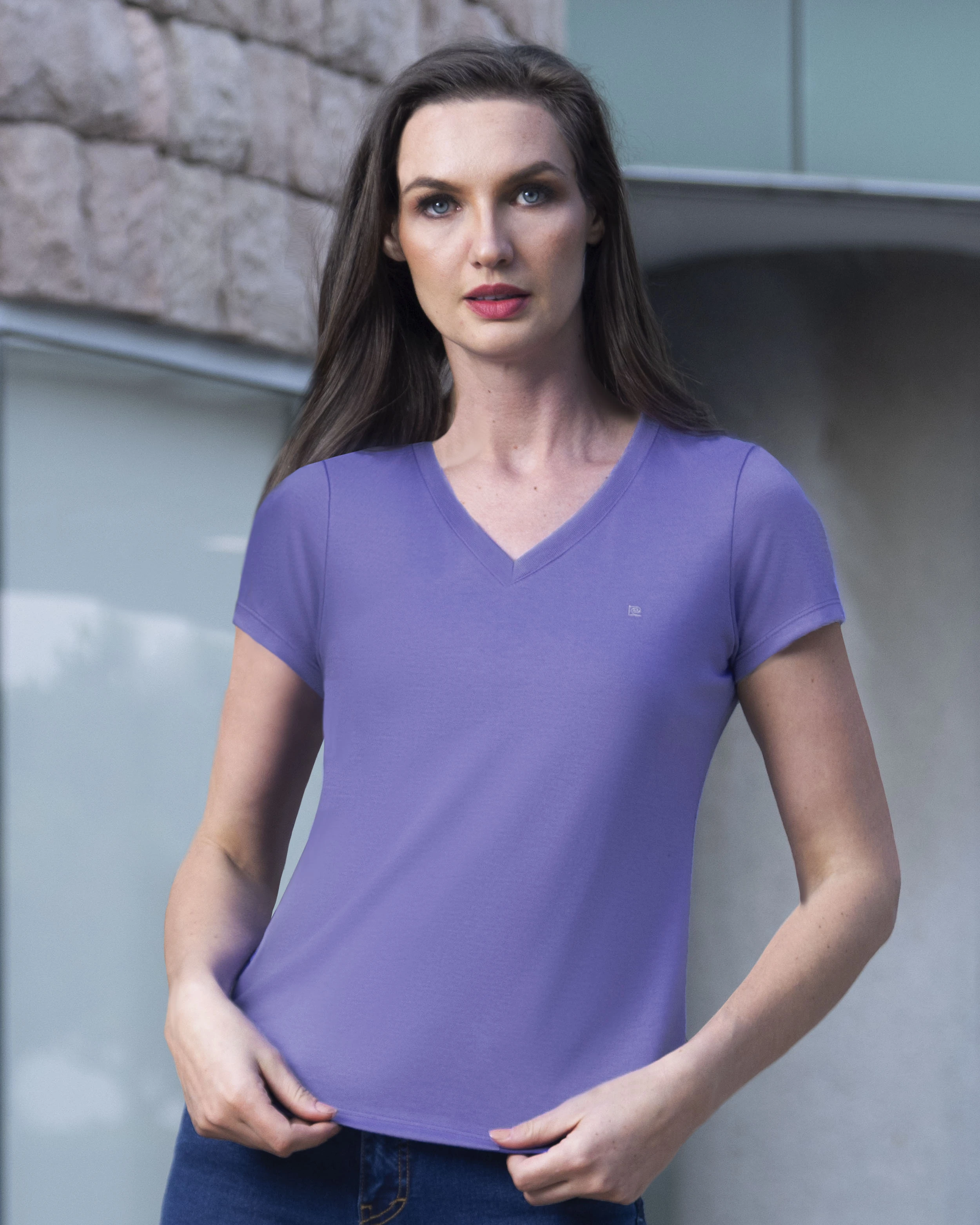 Camiseta lisa cuello v manga corta morado