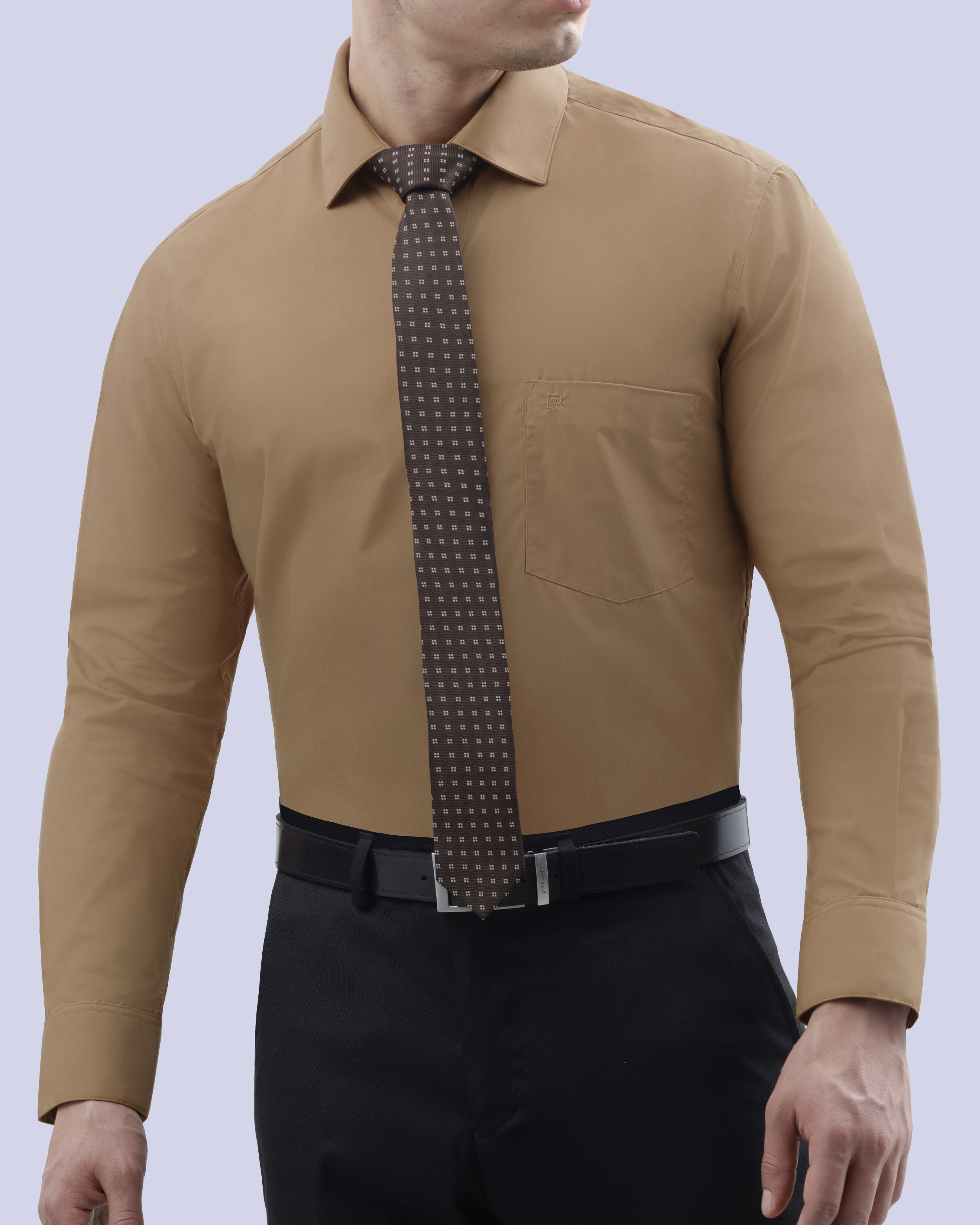 Camisa slim fit manga larga café