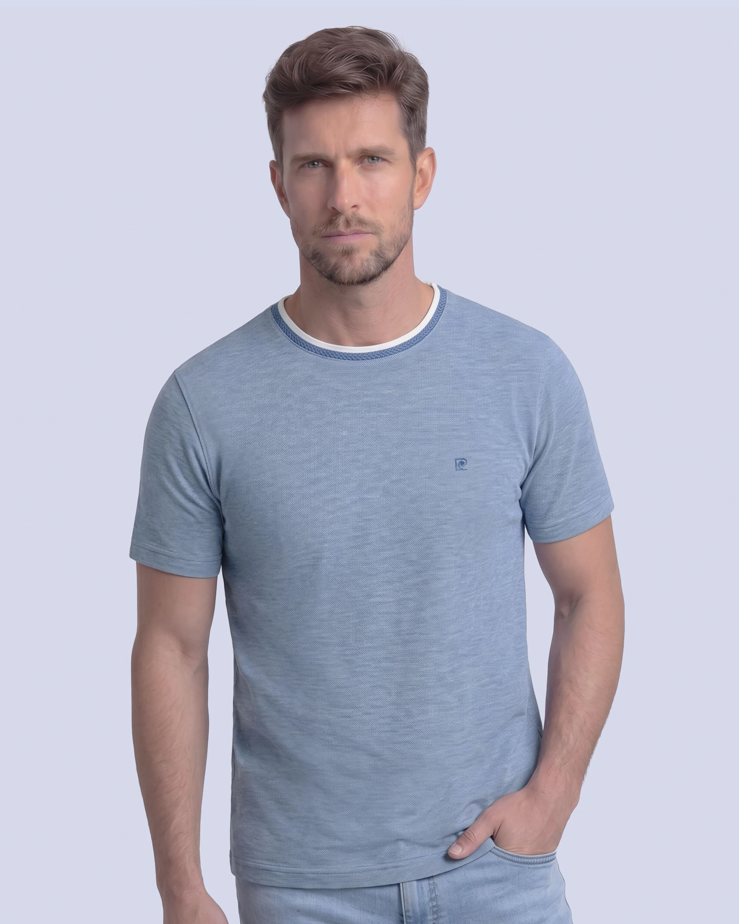 Camiseta cuello redondo diseño slim fit manga corta celeste