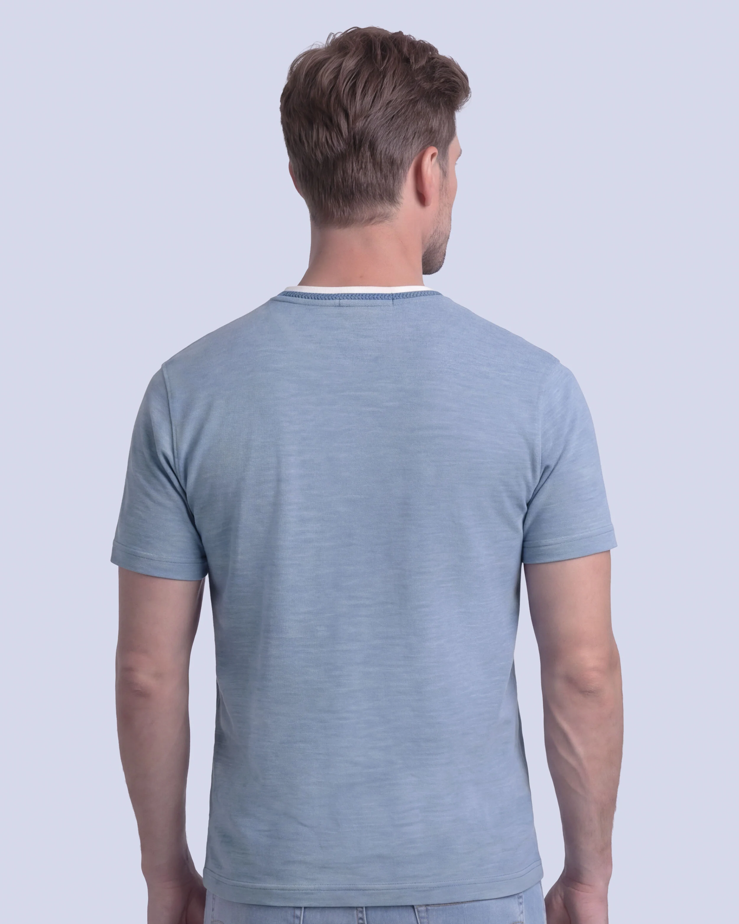Camiseta cuello redondo diseño slim fit manga corta celeste