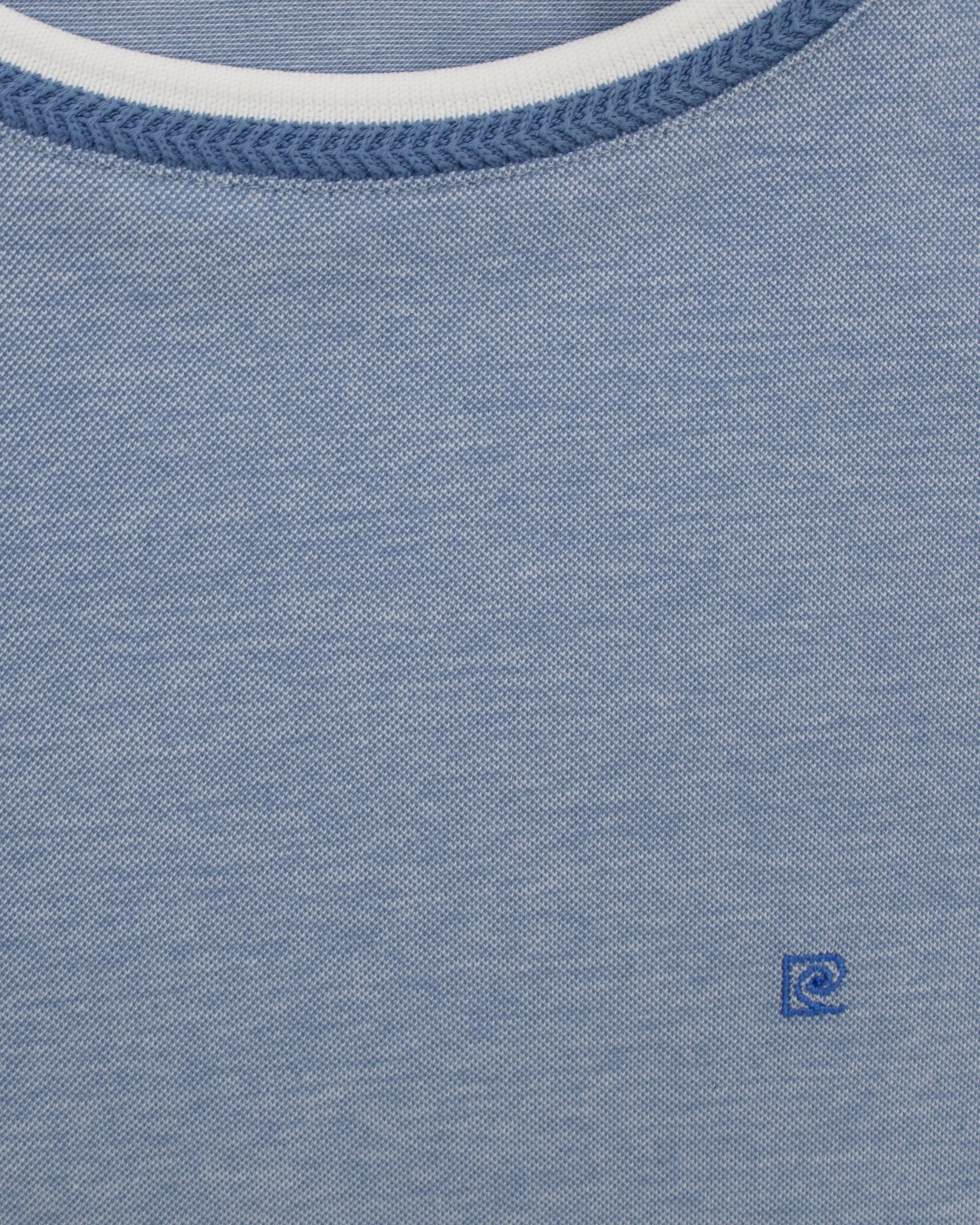 Camiseta cuello redondo diseño slim fit manga corta celeste