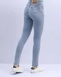 Jeans levanta pompa skinny tiro alto 451 celeste medio