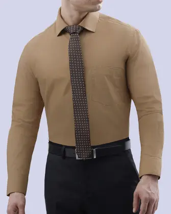 Camisa slim fit manga larga café