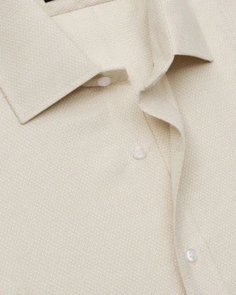 Camisa de textura slim fit manga larga color beige con diseños