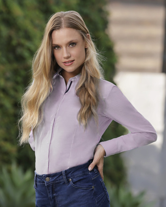 BLUSA DE VESTIR SLIM FIT MANGA LARGA PARA DAMA PIERRE CARDIN OXFORD LILA